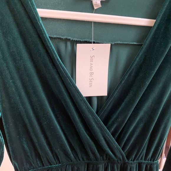 See and be seen Velvet dress in emerald - Picture 3 of 3
